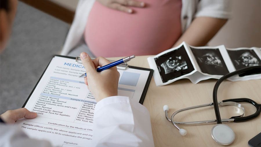 Woman at prenatal care appointment w/ Doctor