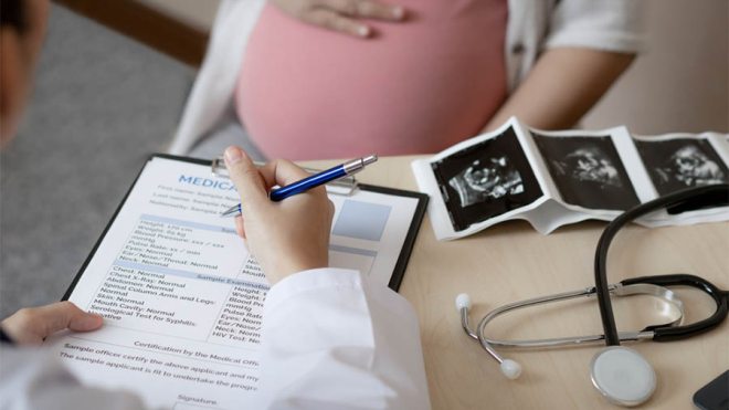 Woman at prenatal care appointment w/ Doctor